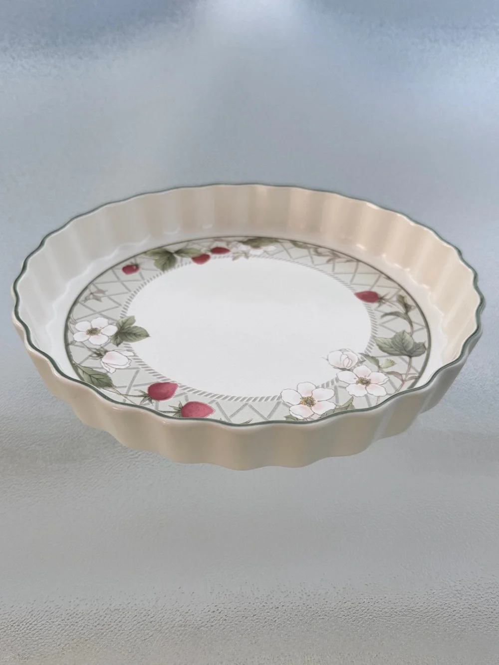 Mikasa Intaglio Strawberry Fair Quiche or Tart 10” Stoneware Dish